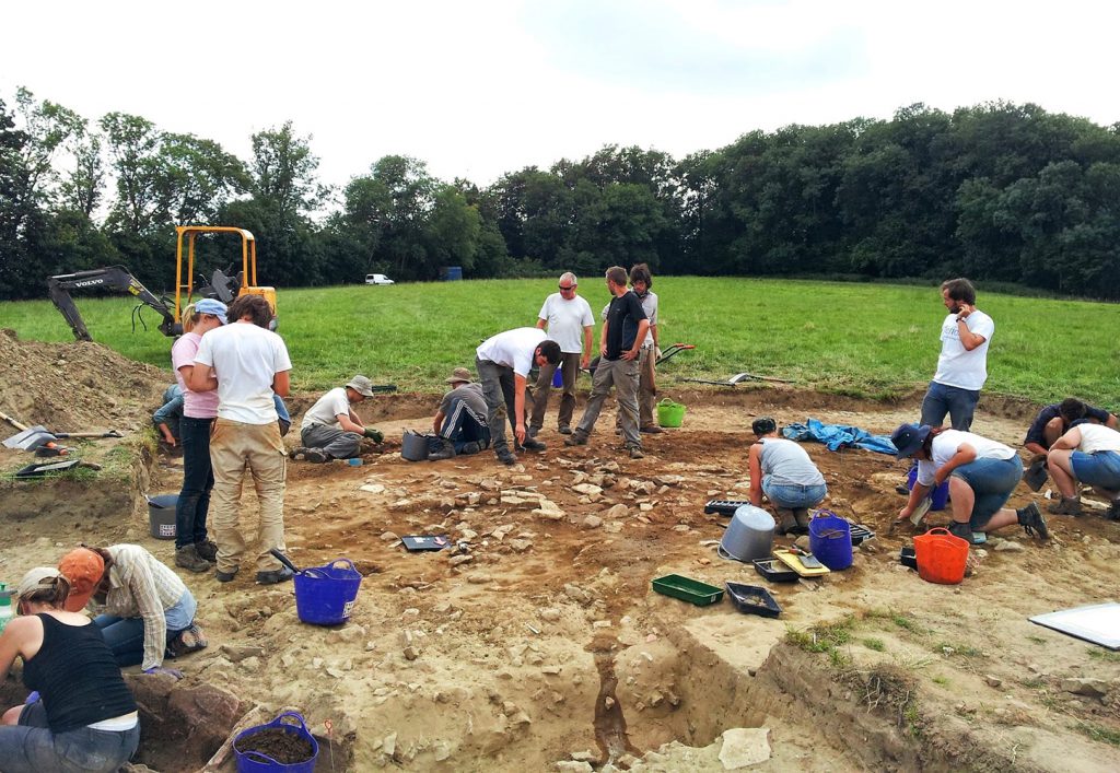 Project students and staff begin to uncover the building outside the shrine enclosure. (Photographer: Malin Holst)